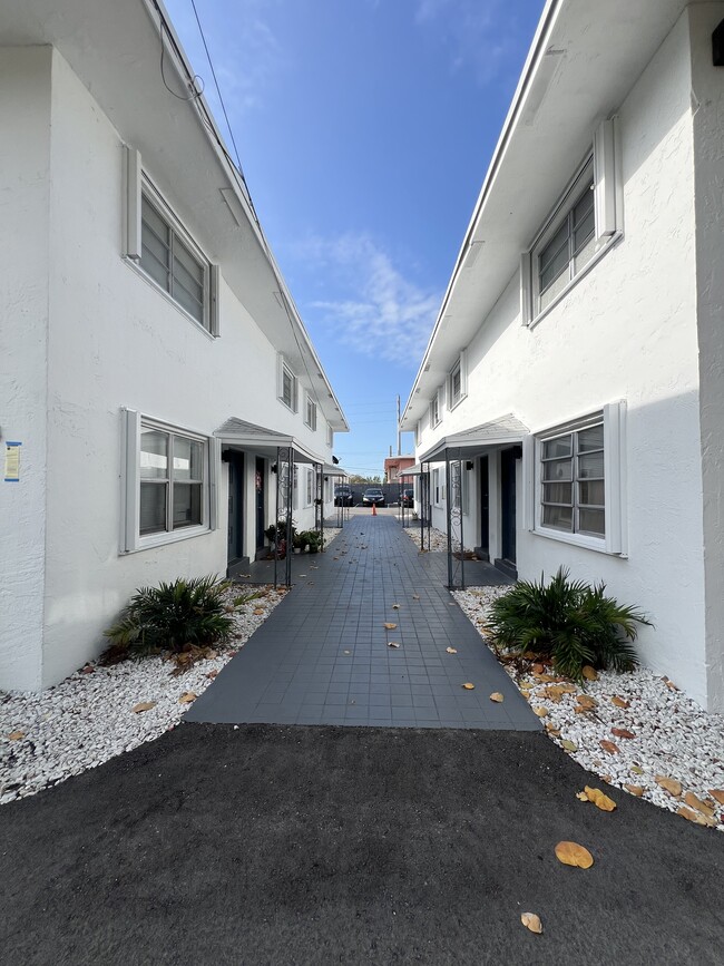 2030 Apartments in Miami, FL - Foto de edificio - Building Photo