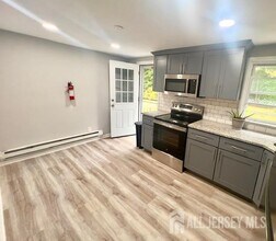 213 Temple Way in Woodbridge Township, NJ - Building Photo - Building Photo