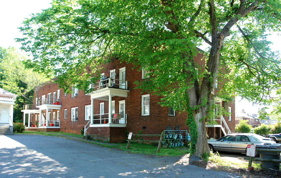 WESTMORELAND APT in Charlotte, NC - Building Photo