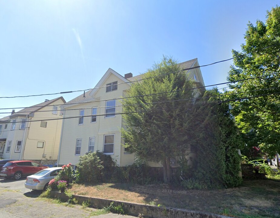 2 Tolman St in Waltham, MA - Building Photo
