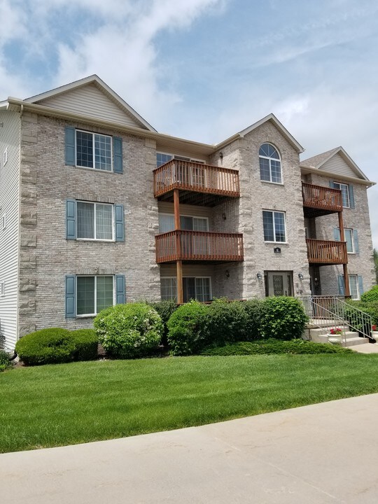 3031 Holiday Ct, Unit 8 in Bettendorf, IA - Building Photo