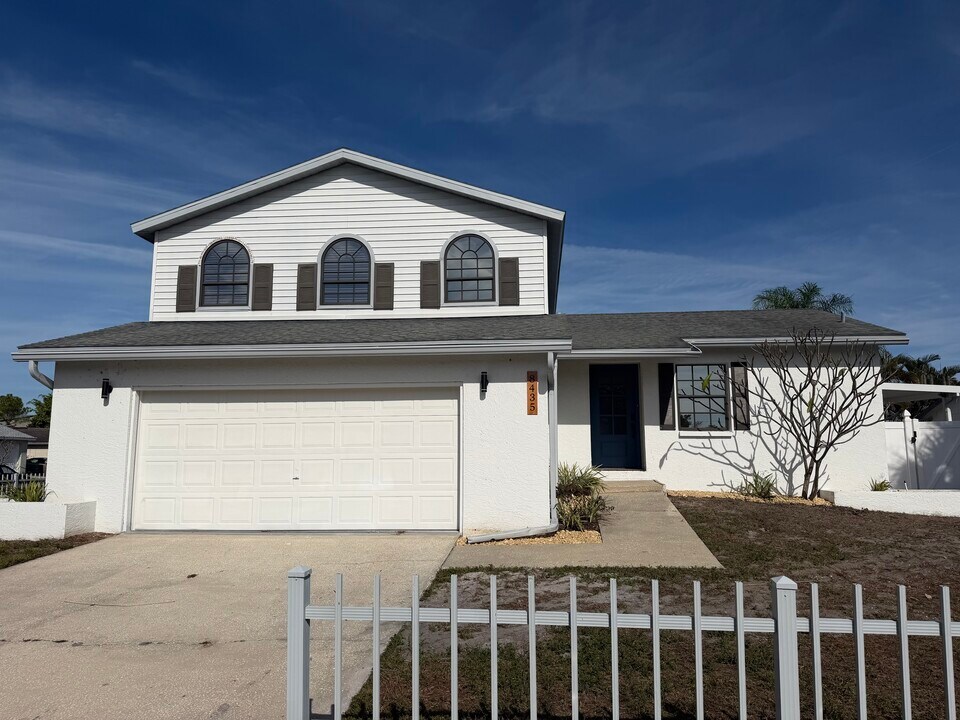8435 123rd Ave in Largo, FL - Building Photo