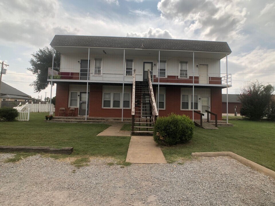 615 W Maple Ave in Enid, OK - Building Photo