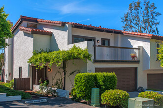 1047 Santa Helena Park Ct in Solana Beach, CA - Foto de edificio - Building Photo