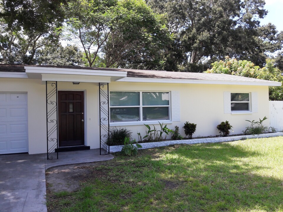 1836 West Dr in Clearwater, FL - Building Photo