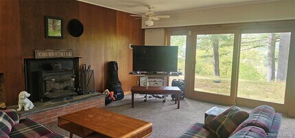 9 Cherry Hill Ln in Deer Park, NY - Building Photo - Building Photo
