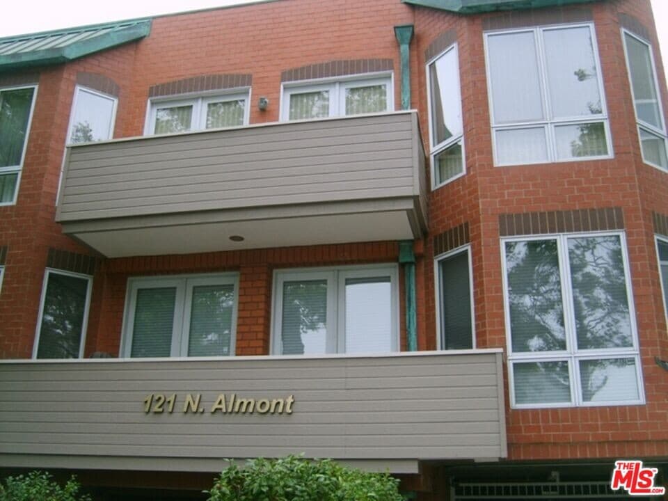 121 N Almont Dr in Beverly Hills, CA - Building Photo