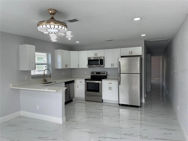 7813 Lakeshore Dr in Tampa, FL - Building Photo - Building Photo