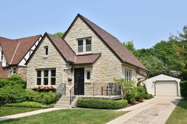 5352 N Kent Ave in Whitefish Bay, WI - Building Photo - Building Photo