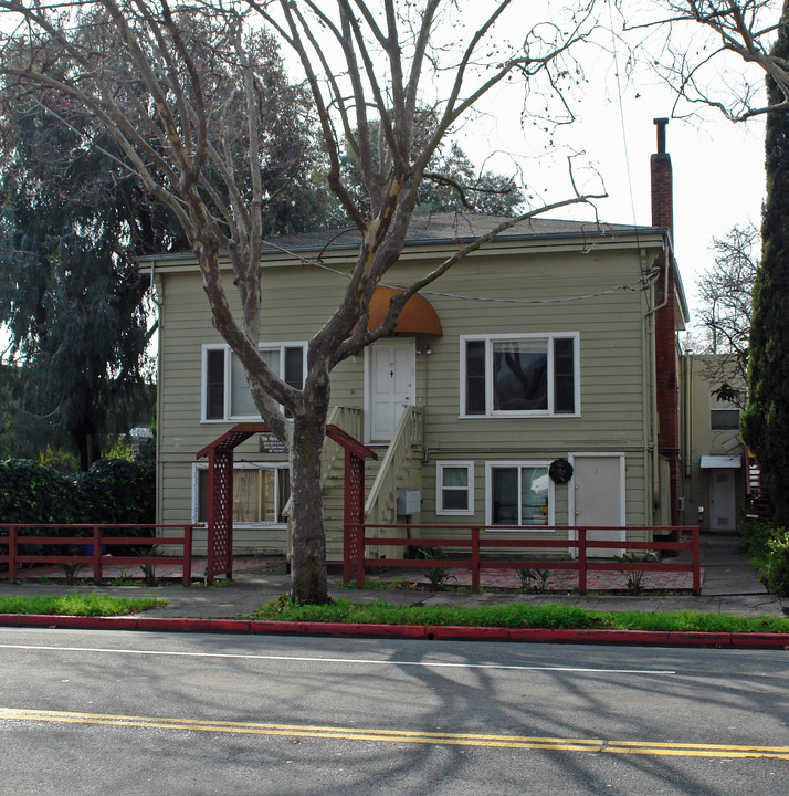 633 Mission Ave in San Rafael, CA - Foto de edificio