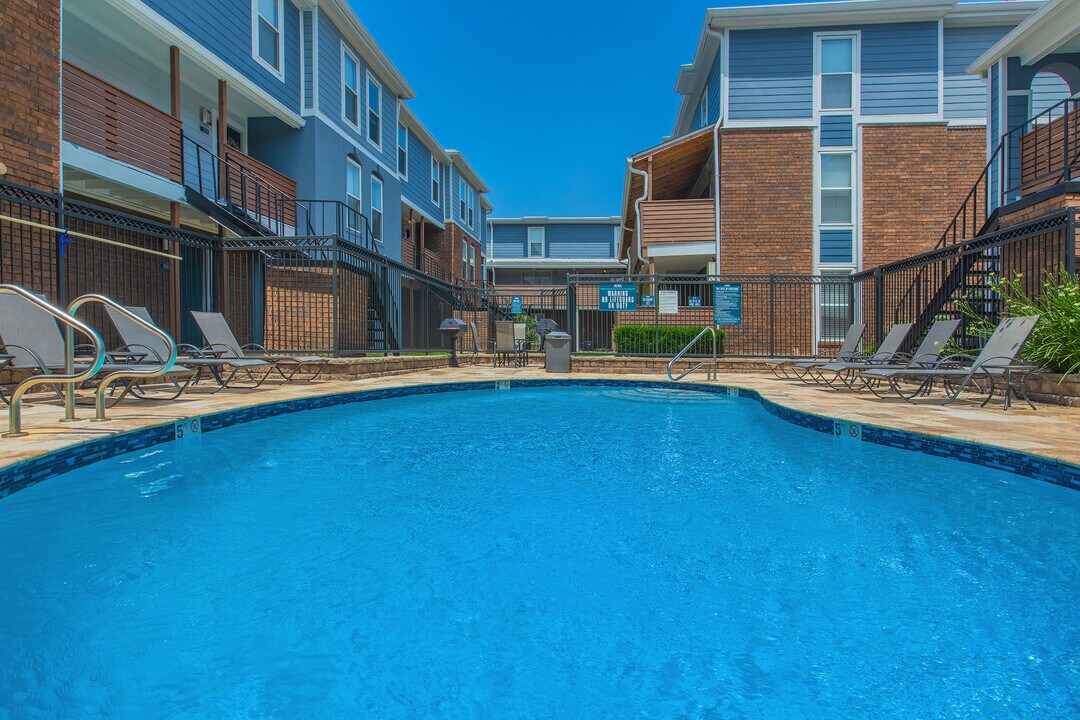 The Arts Apartments at West Napoleon in Metairie, LA - Building Photo