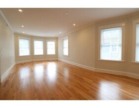 35 Upland Rd in Cambridge, MA - Building Photo - Building Photo