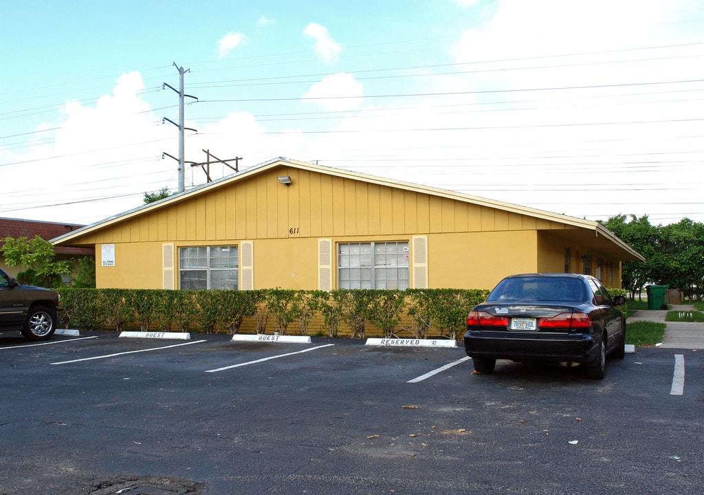 611 Kathy Ln in Margate, FL - Building Photo