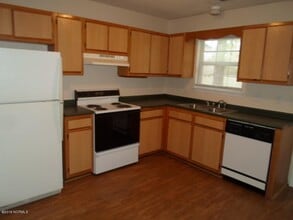 219 Deer Creek Dr in Jacksonville, NC - Building Photo - Building Photo