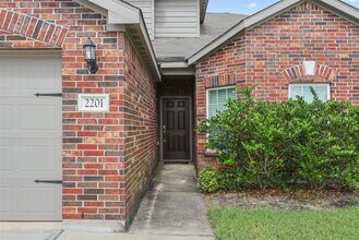 2201 Bowline Rd in La Marque, TX - Building Photo - Building Photo