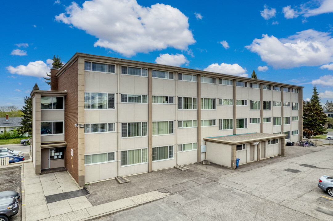 Hillsboro Place in Calgary, AB - Building Photo