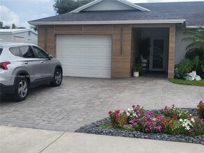 5512 SW 57th Pl in Davie, FL - Building Photo - Building Photo