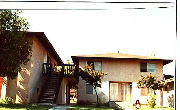 370 S Forest Ave in Rialto, CA - Building Photo