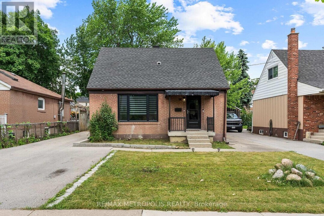 96 Allenby Ave in Toronto, ON - Building Photo