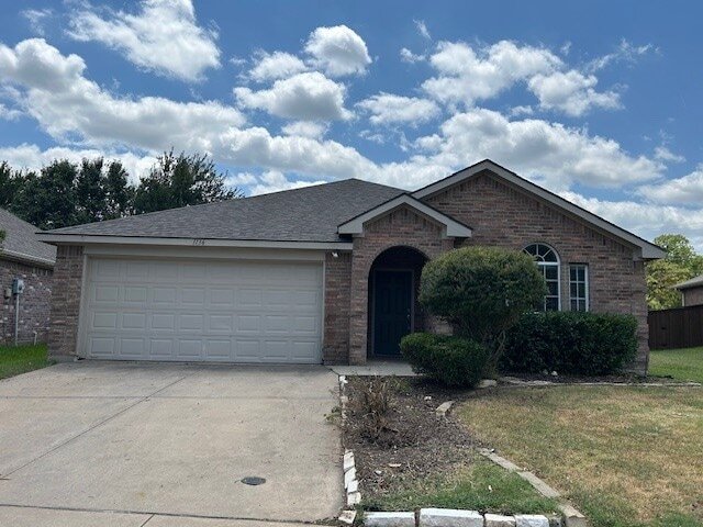 1136 Edgewater Dr in Azle, TX - Building Photo