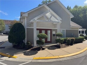 932 Southmoor Dr, Unit 323 in Virginia Beach, VA - Building Photo - Building Photo