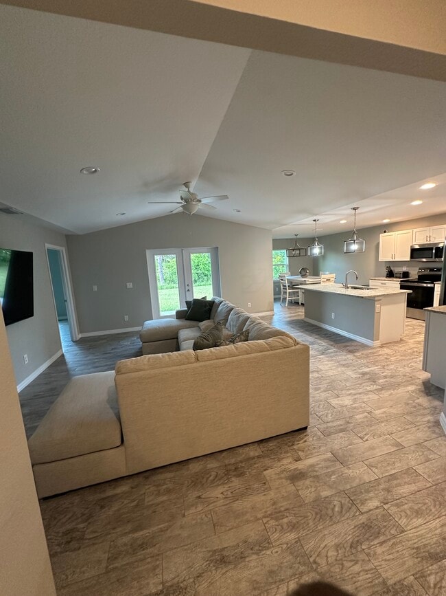 12168 Dubarry Ave in Port Charlotte, FL - Foto de edificio - Building Photo