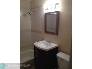 1521 NW 43rd Ave in Lauderhill, FL - Foto de edificio - Building Photo