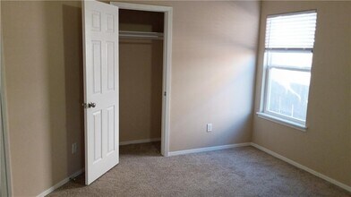 905 SW Loudon Dr in Bentonville, AR - Foto de edificio - Building Photo