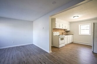 98 N Alhambra Cir in Agawam, MA - Building Photo - Building Photo