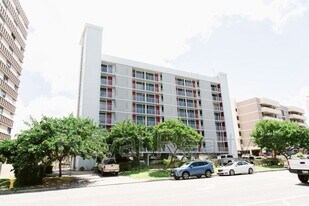 1077 Ala Napunani St in Honolulu, HI - Building Photo