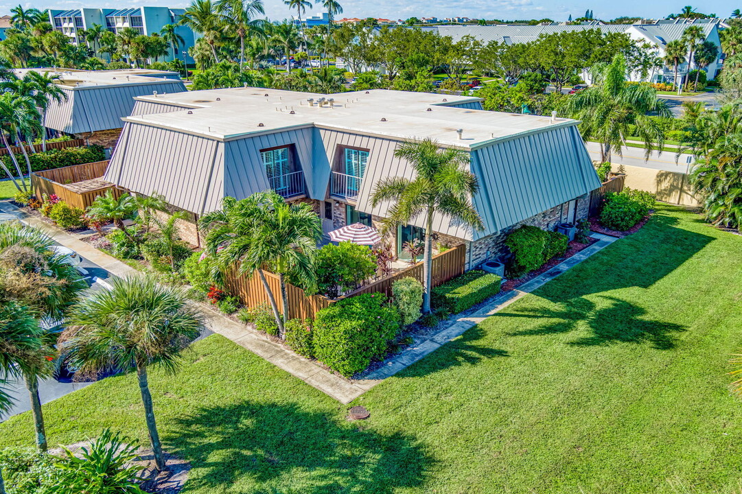 1420 Ocean Way in Jupiter, FL - Building Photo