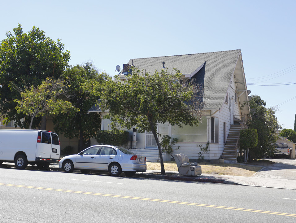 352 W Chevy Chase Dr in Glendale, CA - Foto de edificio