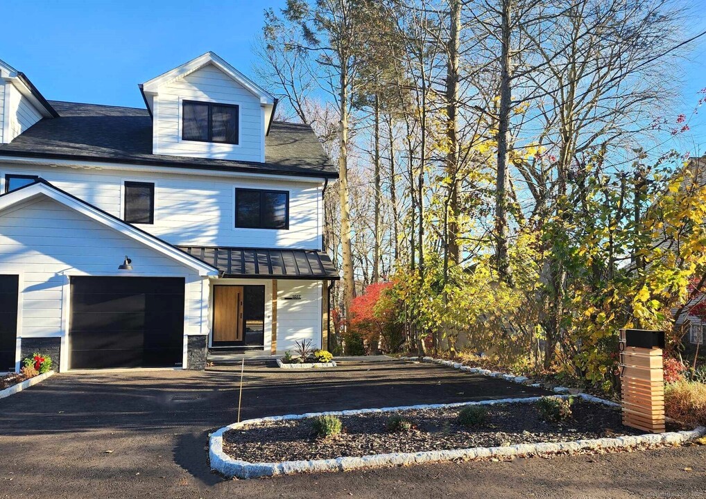 1017 Mill Hill Terrace in Fairfield, CT - Building Photo