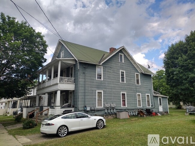 708 Linden Pl, Unit Upstairs in Elmira, NY - Foto de edificio - Building Photo