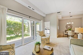 106 Roberts Ln in Alexandria, VA - Building Photo - Building Photo