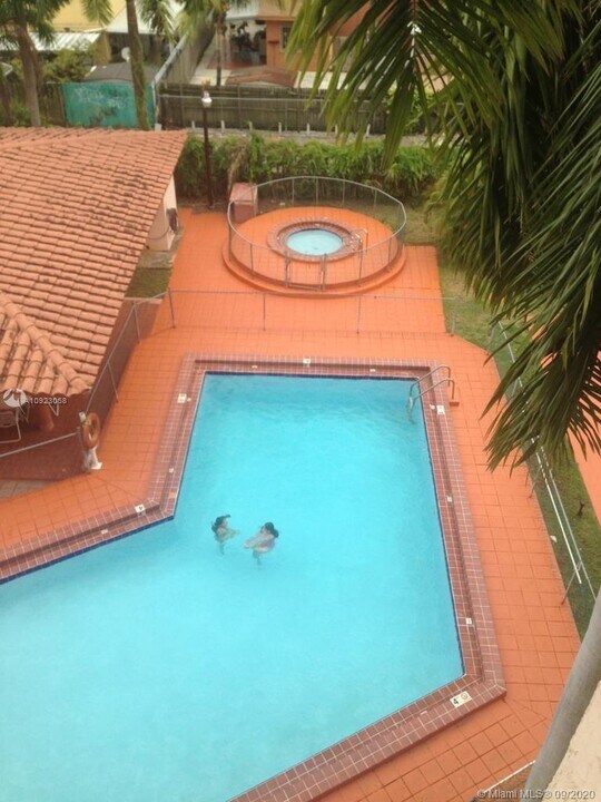 5050 NW 7th St-Unit -402 in Miami, FL - Building Photo