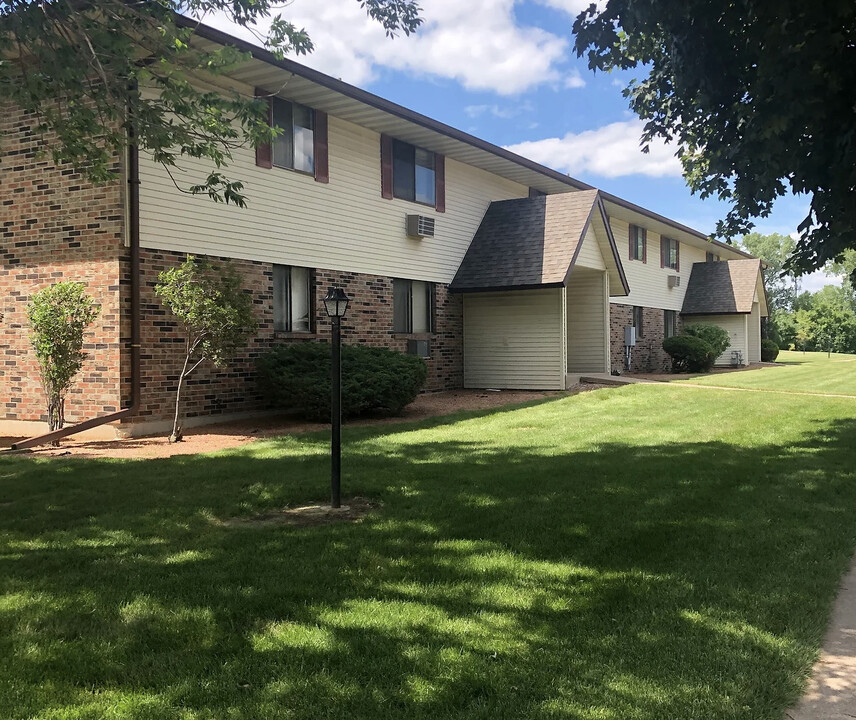 Maple Court Apartments in Oshkosh, WI - Foto de edificio