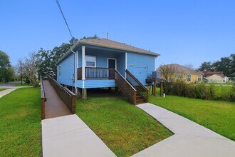 649 W 18th St in Port Arthur, TX - Foto de edificio - Building Photo