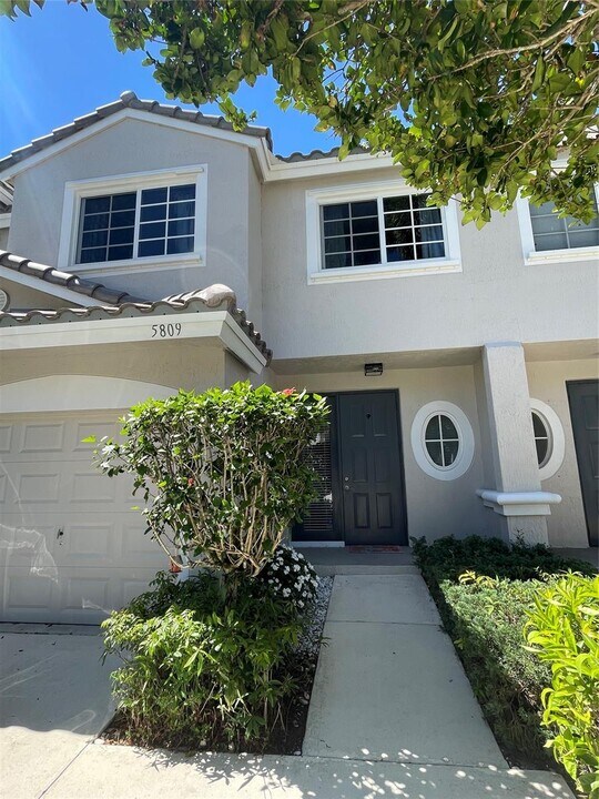 5809 NW 48th Ave in Coconut Creek, FL - Building Photo
