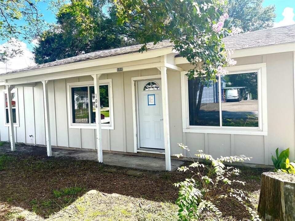 104 Peach St in Tomball, TX - Building Photo