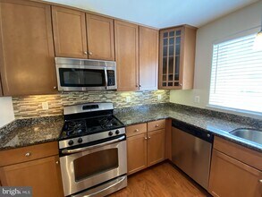 4193 S Four Mile Run Dr in Arlington, VA - Building Photo - Building Photo