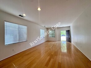 27912 Mariposa St in Santa Clarita, CA - Building Photo - Building Photo