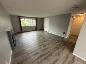 935 Sand Ave in Eugene, OR - Building Photo - Building Photo