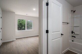 10th St SE Townhomes in Hickory, NC - Foto de edificio - Interior Photo