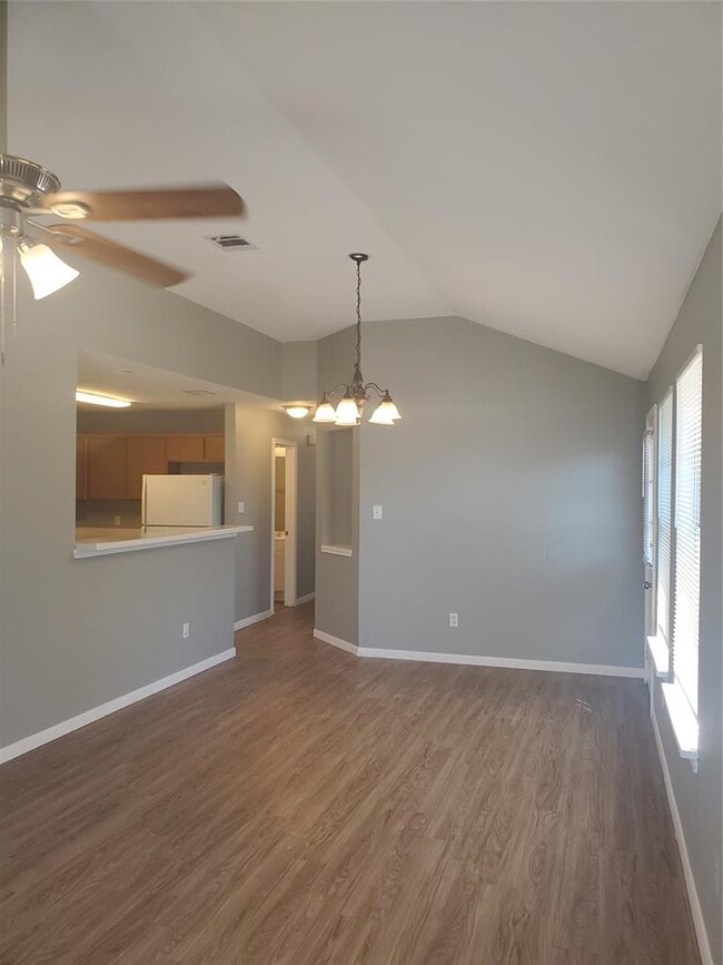 property at 2221 Creekside Ln