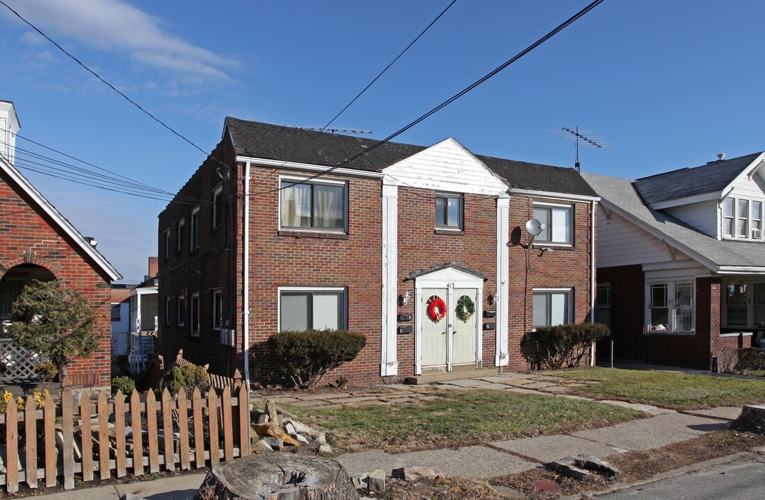 413 Halcomb Ave in Clairton, PA - Building Photo