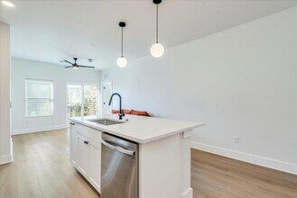 3000 Duval St in Austin, TX - Foto de edificio - Building Photo