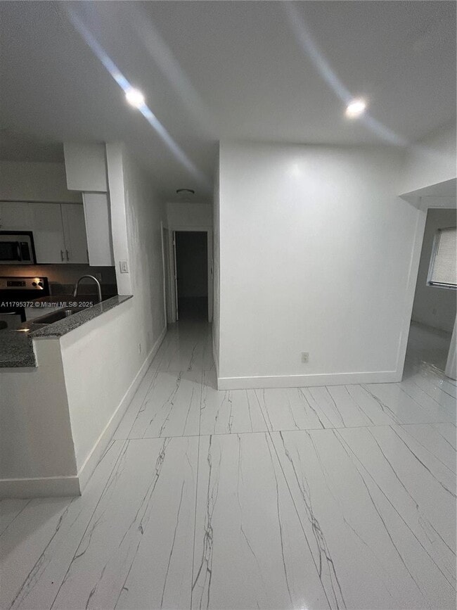 2135 NE 170th St in North Miami Beach, FL - Building Photo - Building Photo