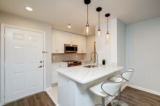 3315 Wyndham Cir, Unit 2227 in Alexandria, VA - Foto de edificio - Building Photo