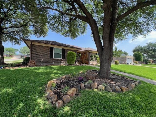 property at 1401 Fieldstone Ct E